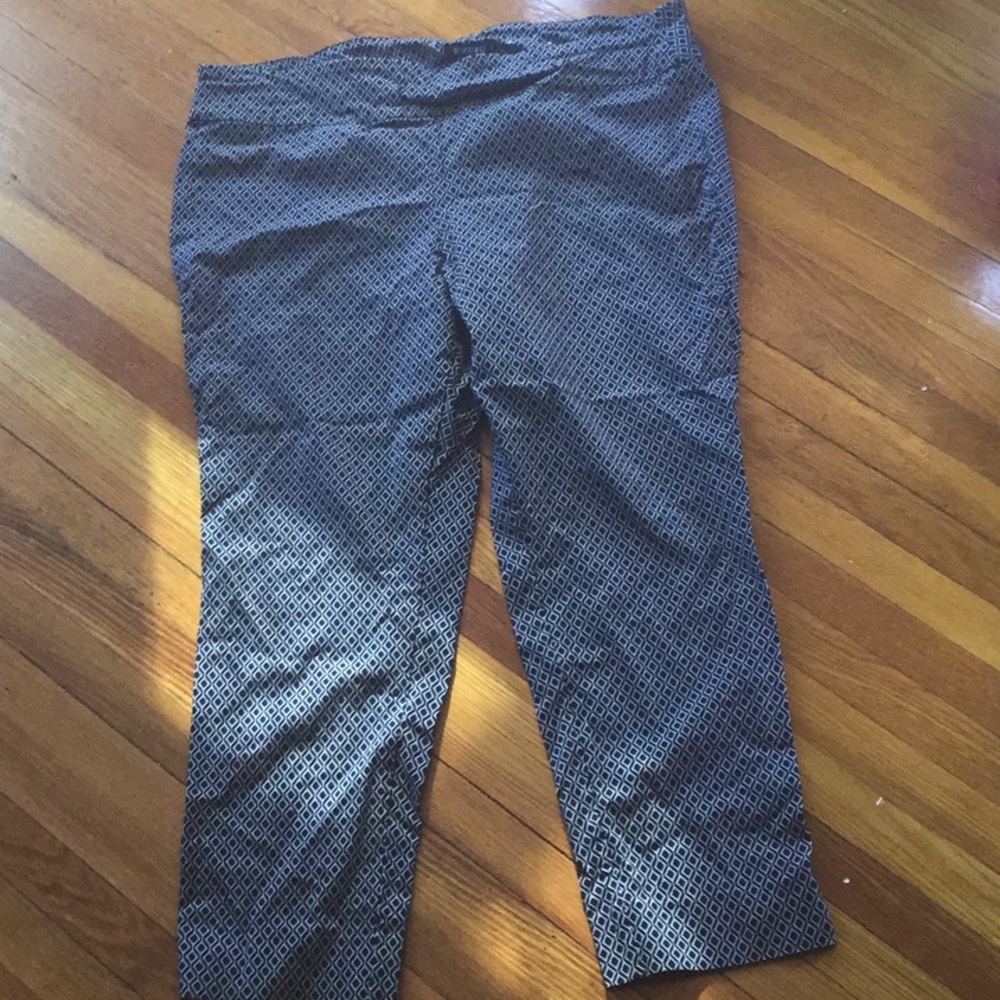 Size 22 black and white Roz&Ali trousers